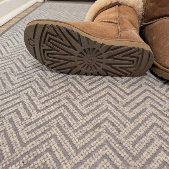 Women's Ugg classic short II size 10 - Picture 4 of 5